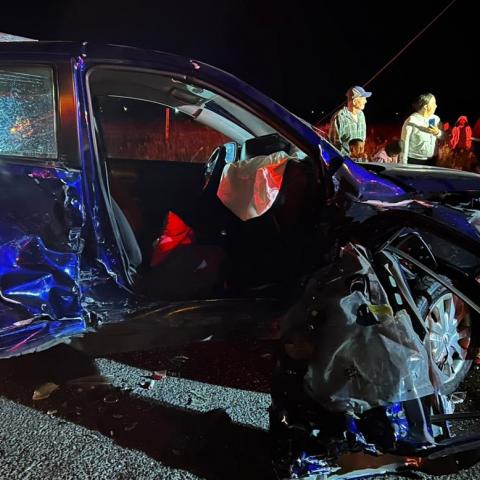 El conductor de un Mazda no respetó un disco de alto y al seguirse de frente embistió la unidad en la que viajaba la mujer