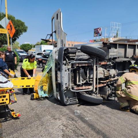 El aparatoso accidente provocó la movilización de los Bomberos Municipales para utilizar las quijadas de la vida