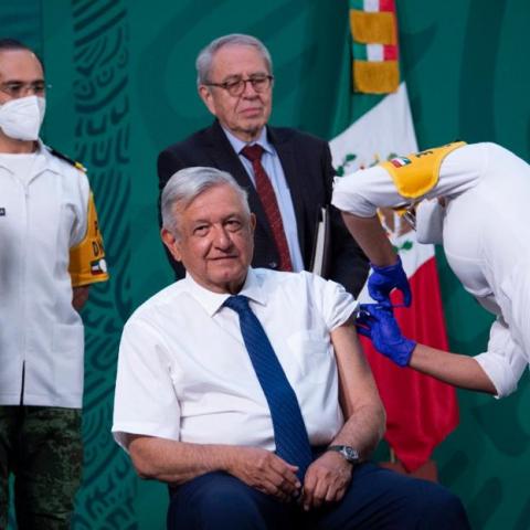 AMLO se volverá a vacunar en público; "cualquier vacuna es buena"