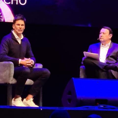 ¡El “GOAT” en México! Tom Brady da charla motivacional frente a jóvenes en México