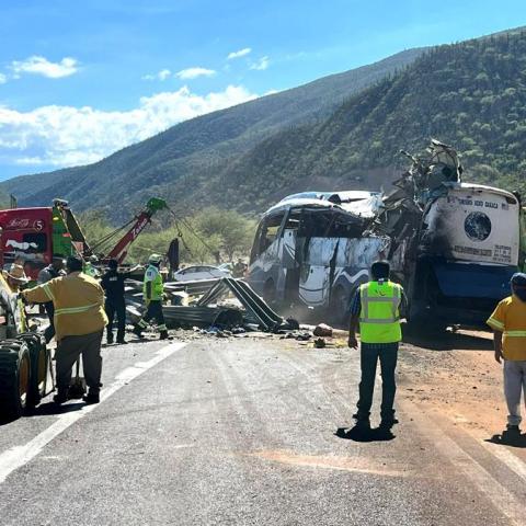 Rectifican a 16 la cifra de fallecidos en accidente de autobús en Oaxaca