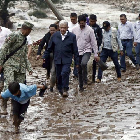 AMLO avanza a pie hacia Acapulco tras daños carreteros por Otis