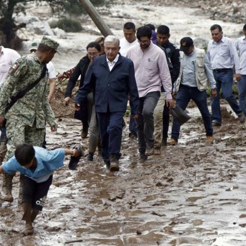 AMLO avanza a pie hacia Acapulco tras daños carreteros por Otis 