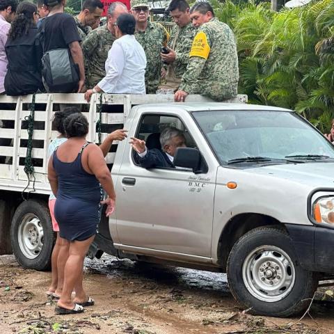 Concluye AMLO reunión en Acapulco por condiciones climáticas 