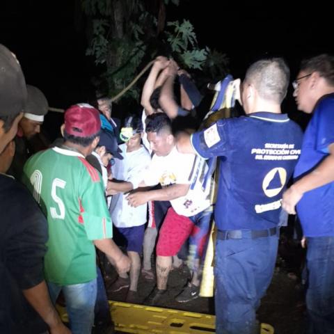 Rescatan a 4 personas atrapadas en un árbol tras el huracán Otis