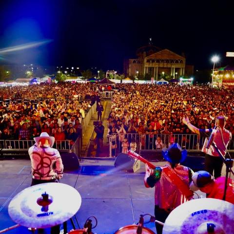 Arnulfo Jr. ofrece concierto en San Pancho horas después de la muerte de su padre 