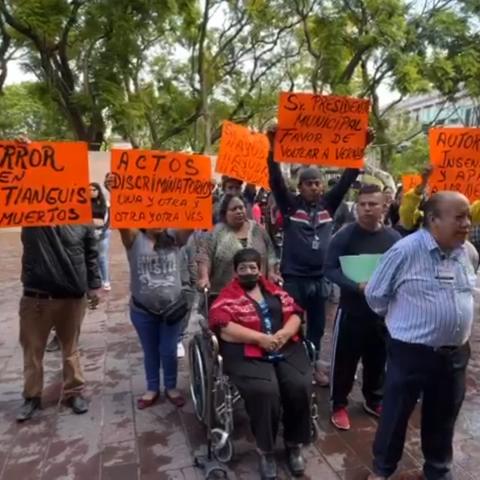Comerciante del tianguis de los muertitos protestando frente a Palacio Municipal 