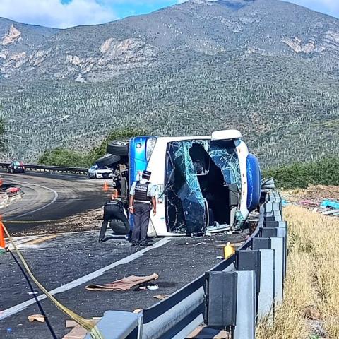 Mueren 18 migrantes en Oaxaca tras volcarse su camión