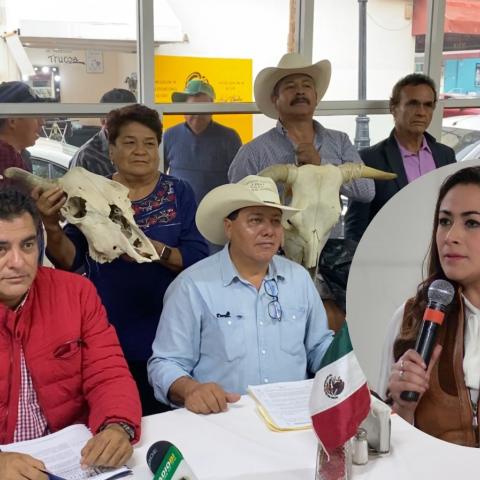 Campesinos en rueda de prensa y Tere Jiménez