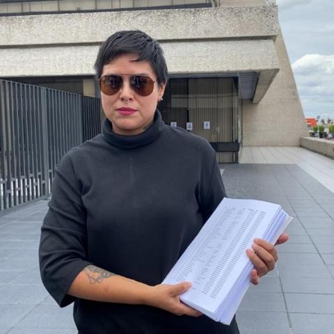 Mariana Ávila, presidenta del OVSG con las 18 mil firmas