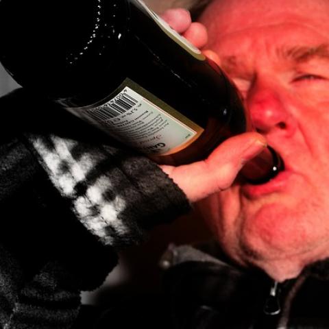 Es pirata 38% del alcohol que beben los mexicanos