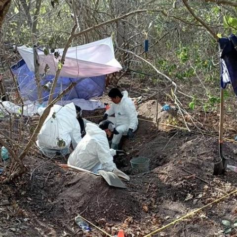 40 cuerpos encontrados en una fosa clandestina en Michoacán