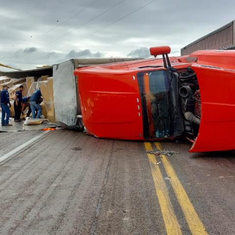 Dice el chofer que la lluvia de esta mañana lo hizo perder el control de la pesada unidad