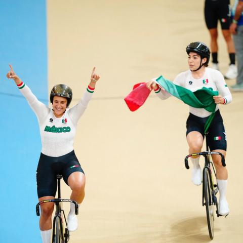 Oro en ciclismo de pista por equipos.