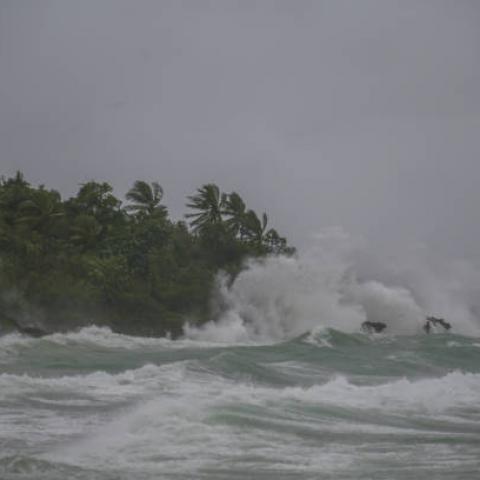 Tormentas tropicales "Max" y "Lidia" amenazan a México