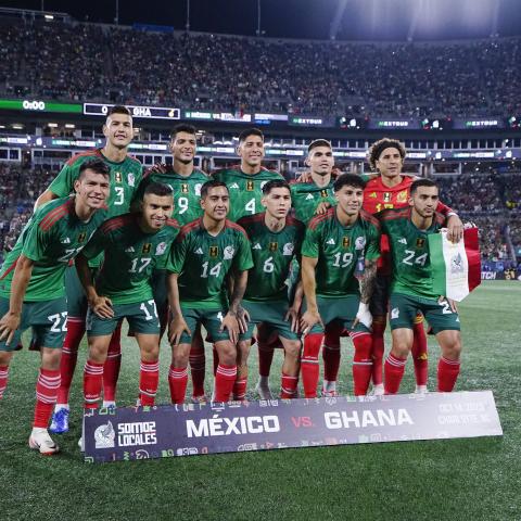 La Selección Mexicana de futbol disputó su primer partido amistoso correspondiente a la fecha FIFA de Octubre frente a su similar de Ghana, en el Bank of America de la ciudad de Charlotte. Los africanos tomaron la pelota con mayor control en los primeros minutos, pero a fuego lento los del Jimmy Lozano comenzaron a tomar confianza por las bandas. Con el partido en modo “ajedrez”, Ghana dio el primer aviso tras rebotar el balón al primer palo con Partey perdonando de cabeza. Sorpresivamente, México dejó en l