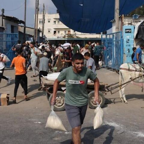 Unos 80 camiones de ayuda humanitaria han entrado en la Franja de Gaza, pero ha sido insuficiente.