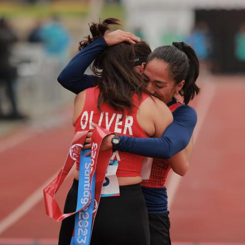 Mayan compartió el podio con su hermana, Catherine Oliver.