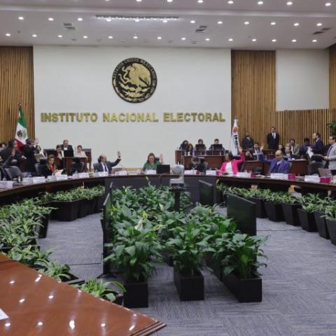 Más de 550 legisladores buscan la reelegibilidad, informa el INE