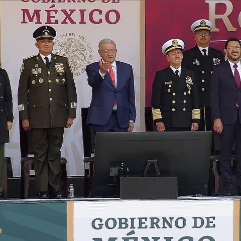 AMLO en desfile