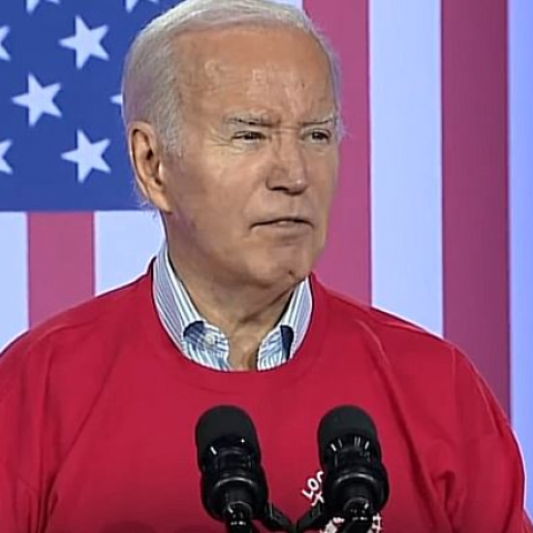 Joe Biden con la camiseta roja