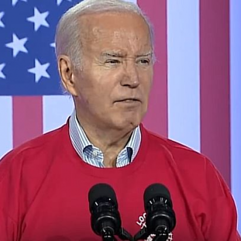 Joe Biden con la camiseta roja 