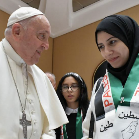 Papa Francisco se reúne con familiares de rehenes de Israel y presos palestinos