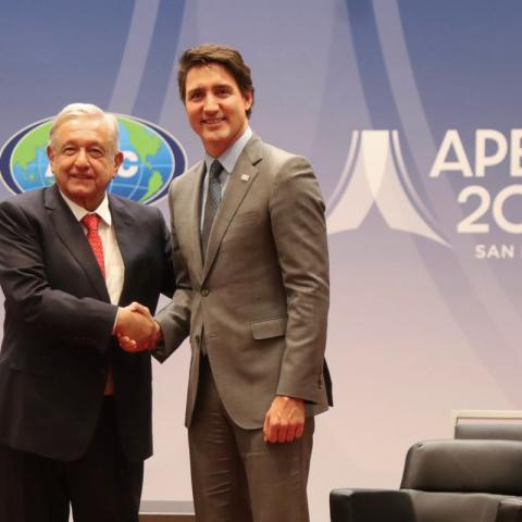 AMLO y Trudeau abordan tema de migración e inversiones en cumbre de APEC