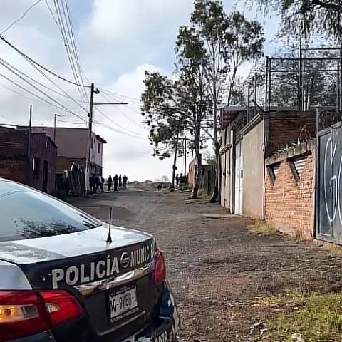 Localizan a un hombre muerto y encobijado en Lomas del Gachupín