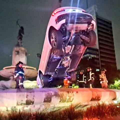 Camioneta se sube a la glorieta de la Diana Cazadora en CDMX