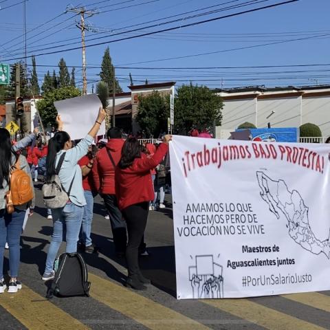 Maestros manifestándose frente al SNTE