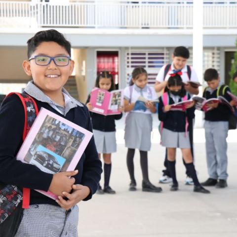 Niño con libros de texto 