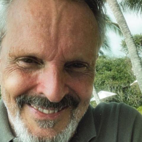 Hospitalizan a Miguel Bosé por problemas en la columna vertebral