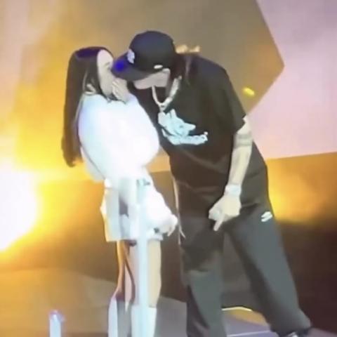 Peso Pluma y Nicki Nicole se besan en concierto