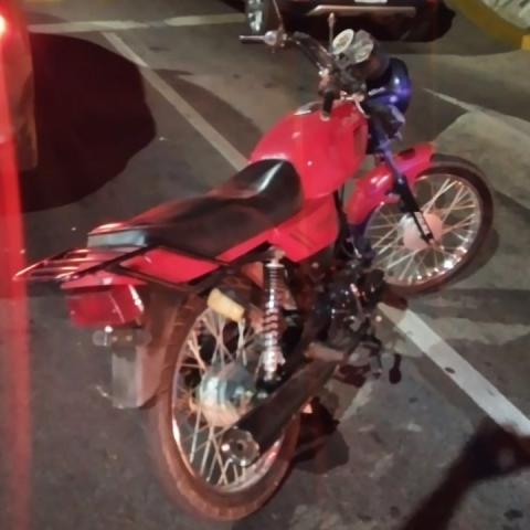 Los autos estaban detenidos por indicaciones del semáforo y el motociclista quiso avanzar entre las unidades