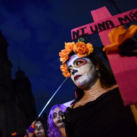 Realizan marcha de Las Catrinas para exigir justicia por feminicidios en Chiapas