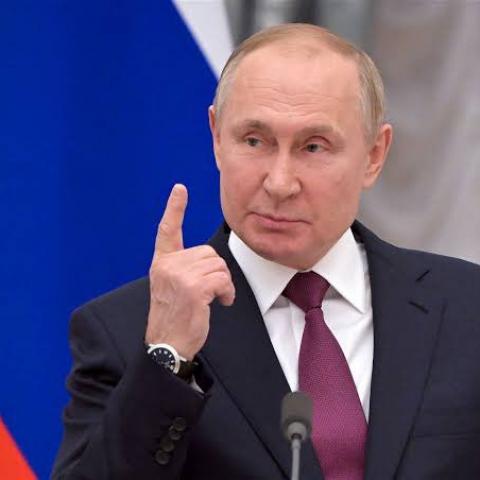 Vladimir Putin tiene planes de continuar en la gubernatura de Rusia al menos hasta 2030, y se espera que pronto presente su campaña oficial para candidatearse en las elecciones de 2024. Algunas de las fuentes a la agencia Reuters han informado que el jefe de Kremlin debe mantenerse en el poder rumbo al periodo más peligroso de las últimas décadas, tras el motín generado por parte del grupo mercenario Wagner, en la que Putin ha tomado medidas de seguridad y reforzamiento en las fuerzas armada en las afueras 