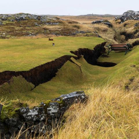 Enorme fisura parte Grindavík tras erupción del Volcán Fagradalsfjall, en Islandia