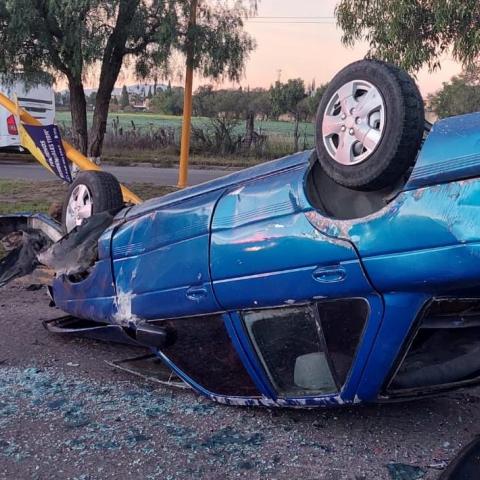 Circulaba a exceso de velocidad e impactó un poste de alumbrado púbico en el camellón central