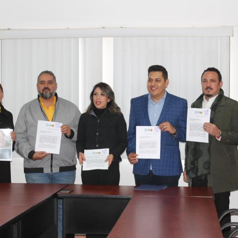 Dirigentes estatales del PRD, PAN y PRI firmando coalición