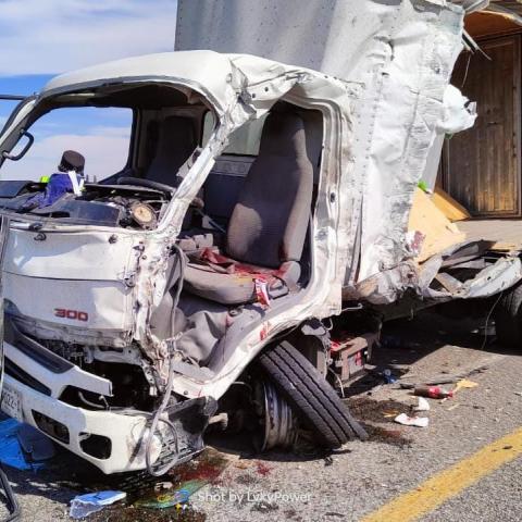 Dos tráileres terminaron fuera de la carretera y un tercer camión sufrió severos daños 