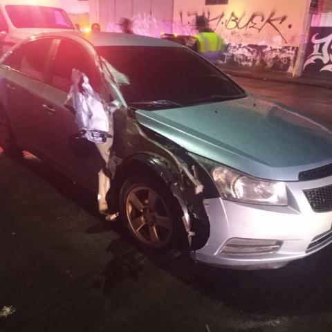 Un auto fuera de control impactó un contenedor de basura y luego salió proyectado contra el peatón 