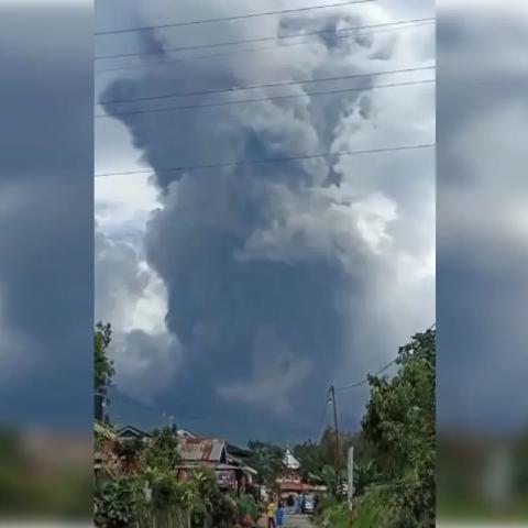 Hallan a 11 alpinistas muertos tras erupción de volcán en Indonesia
