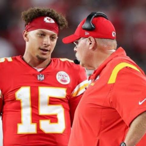 Andy Reid y Patrick Mahomes sancionados con $150,000 por críticas públicas a oficiales