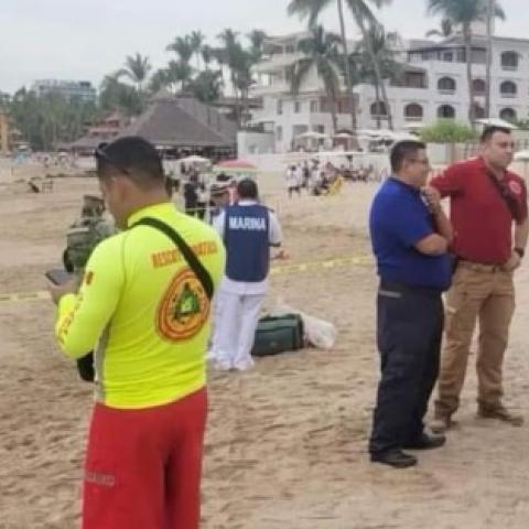 Escena del hombre fallecido en la playa 