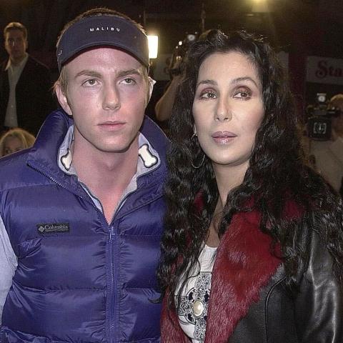 Cher solicita la tutela de su hijo de 47 años