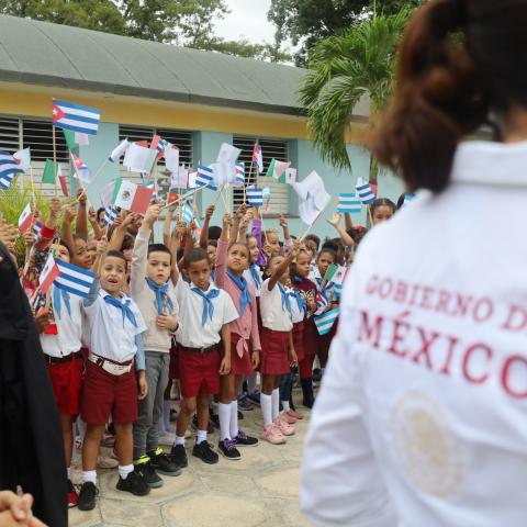 México dona tractores a Cuba; “candil de Cuba, oscuridad de México”, critica oposición