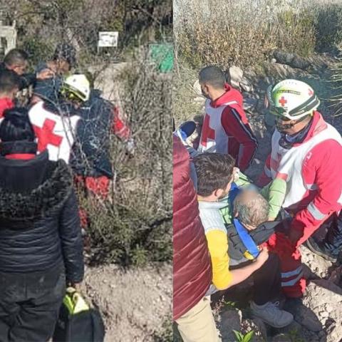 Policías de JM, Protección Civil y paramédicos de la Cruz Roja tuvieron que cargar al hombre de 70 años