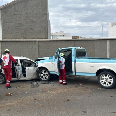 [VIDEO] Dos heridos de gravedad al chocar de frente un auto y una camioneta