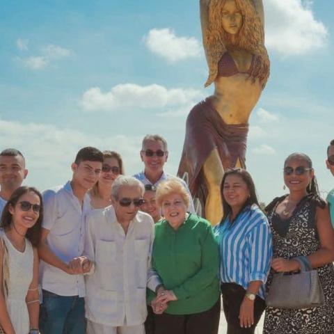 Inauguran estatua gigante de Shakira en su ciudad natal